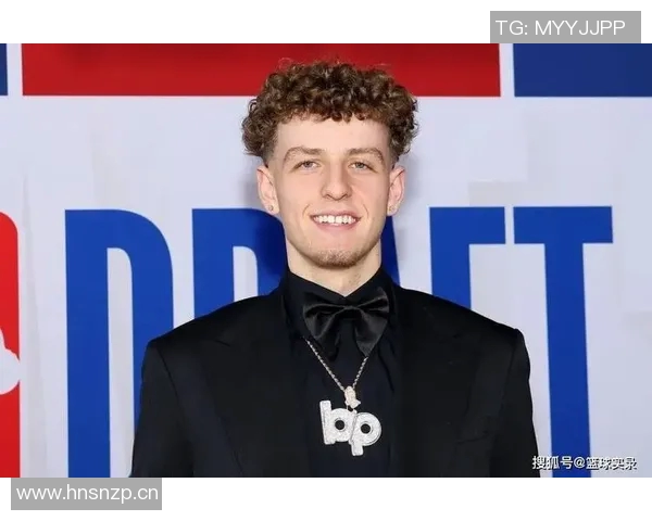 波杰姆斯基罕见晒与女友合照 庆祝情人节🌹